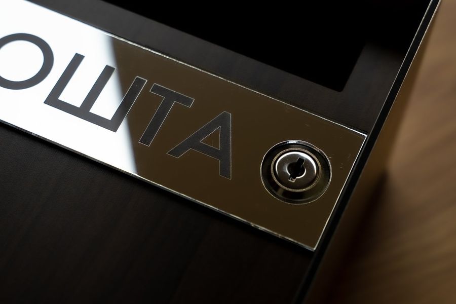 Detalj poštanskog sandučeta od alubonda