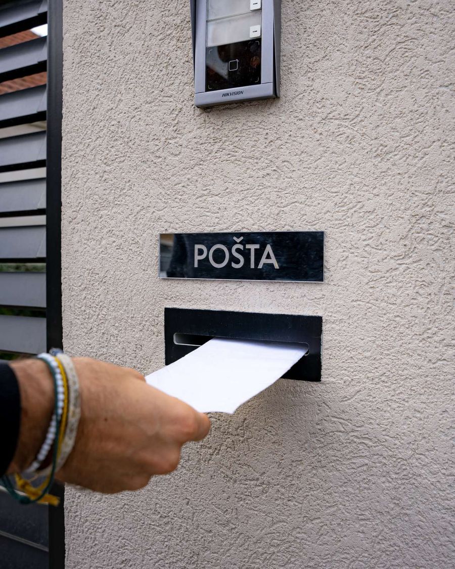Ubacivanje pisma u sanduče ugrađen u zid pored ulaza