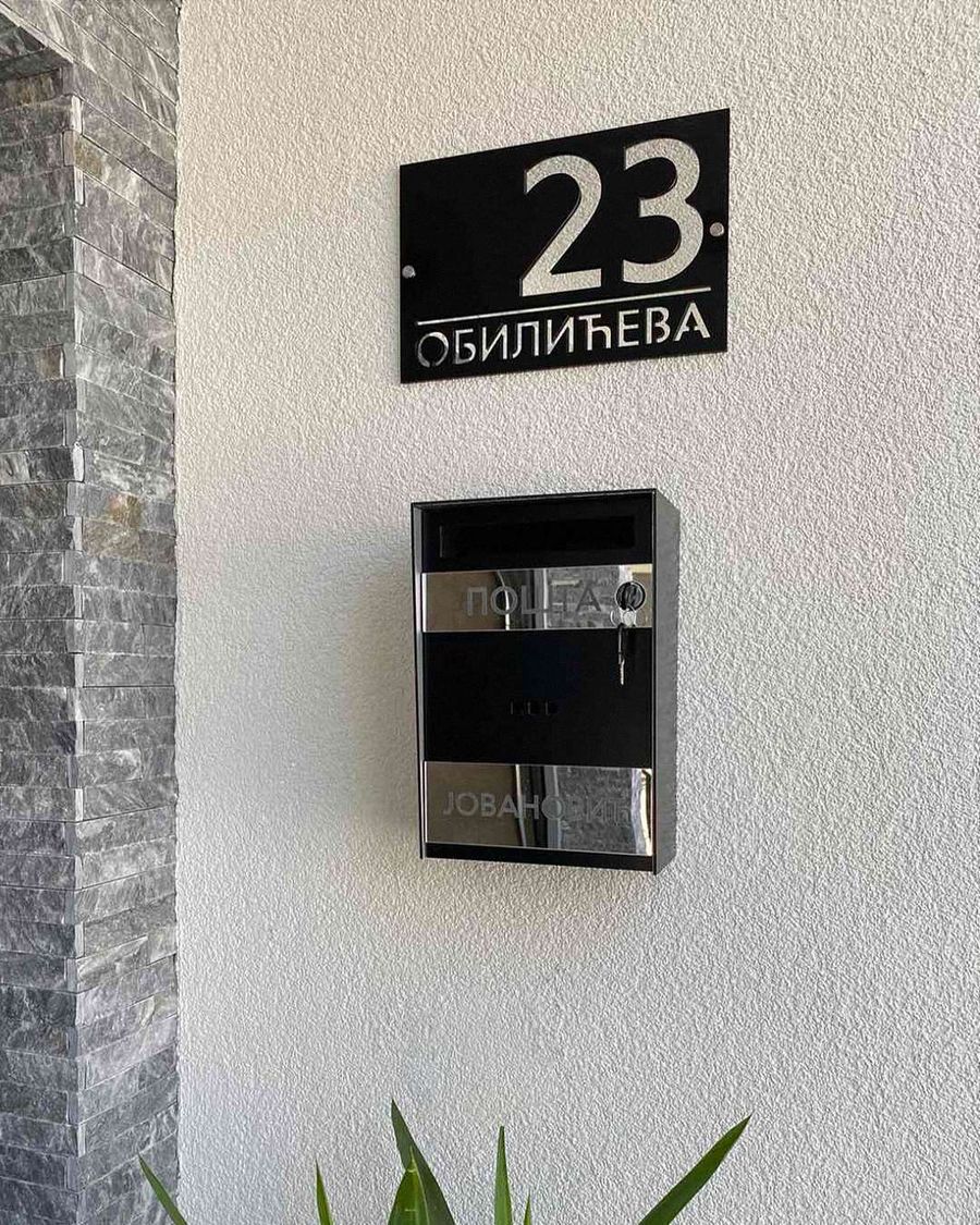 Poštansko sanduče postavljeno na fasadi, ispod kućnog broja